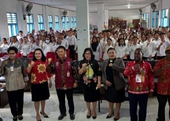 Hendritte W. Tandiono, Asisten 3 Bidang Administrasi Setda Mimika, Jeni O Usmani, Kepala Dinas Pendidikan Mimika, Kepala Kantor Regional IX BKN Jayapura, Sabar P. Sormin foto bersama peserta usai pembukaan, Kamis 23 November 2023. ( Foto : Redaksi/Koranpapua.id)