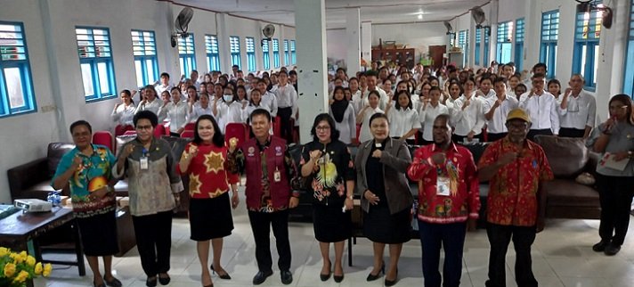 Hendritte W. Tandiono, Asisten 3 Bidang Administrasi Setda Mimika, Jeni O Usmani, Kepala Dinas Pendidikan Mimika, Kepala Kantor Regional IX BKN Jayapura, Sabar P. Sormin foto bersama peserta usai pembukaan, Kamis 23 November 2023. ( Foto : Redaksi/Koranpapua.id)
