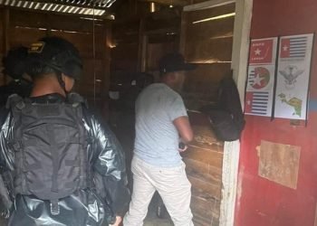 Aparat TNI dan Polri saat melakukan penggerebekan markas KNPB di Kampung Nonubado, Distrik Paniai Timur, Kabupaten Paniai, Minggu 18 November 2023. (foto Ist/koranpapua.id)