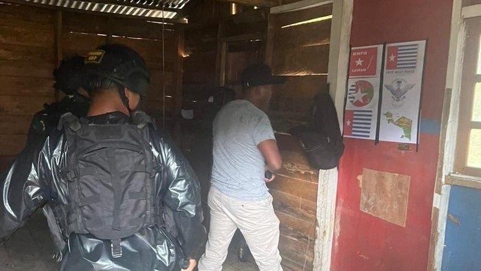 Aparat TNI dan Polri saat melakukan penggerebekan markas KNPB di Kampung Nonubado, Distrik Paniai Timur, Kabupaten Paniai, Minggu 18 November 2023. (foto Ist/koranpapua.id)