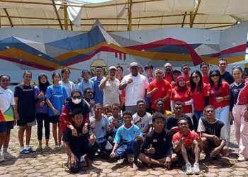 Simon Kasamol, Sekretaris KONI Mimika, Mohammad Basar, Ketua Harian FPTI Mimika bersama pengurus foto bersama 25 atlet panjat tebing usai membuka kegiatan, Sabtu 25 November 2023. (Foto : Redaksi/Koranpapua.id)