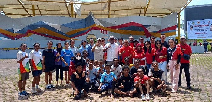 Simon Kasamol, Sekretaris KONI Mimika, Mohammad Basar, Ketua Harian FPTI Mimika bersama pengurus foto bersama 25 atlet panjat tebing usai membuka kegiatan, Sabtu 25 November 2023. (Foto : Redaksi/Koranpapua.id)