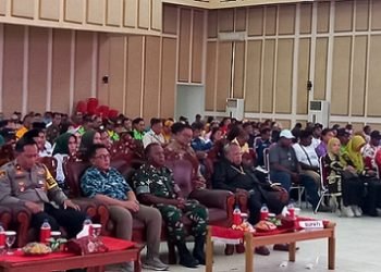 Bupati Mimika Eltinus Omaleng didampingi TNI-Polri bersama tokoh masyarakat, paguyuban dan Parpol khusuk dalam doa bersama, Minggu 27 November 2023. (Foto : Redaksi/Koranpapua.id)
