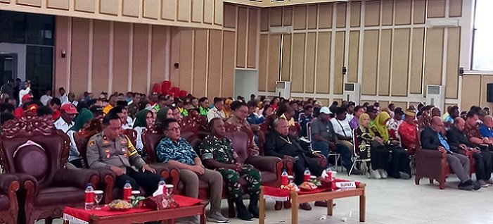 Bupati Mimika Eltinus Omaleng didampingi TNI-Polri bersama tokoh masyarakat, paguyuban dan Parpol khusuk dalam doa bersama, Minggu 27 November 2023. (Foto : Redaksi/Koranpapua.id)