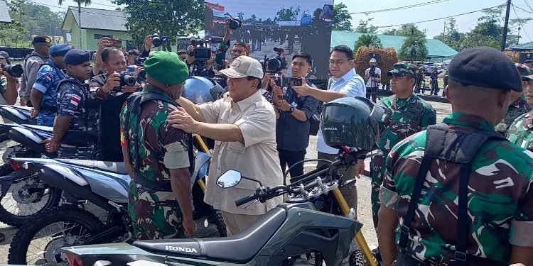 Berkunjung ke Timika, Prabowo Serahkan Puluhan Sepeda Motor untuk Personil TNI