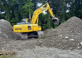 Sebuah excavator milik CV. Maina Jaya sementara meratakan timbunan untuk memasang gorong-gorong guna memasuki lokasi pembukaan jalan, Kamis 2 November 2023. (Foto : Redaksi/Koranpapua.id)