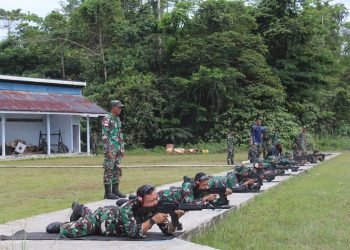 Prajurit Lanud Yohanis Kapiyau Timika Latihan Menembak Tiga Gaya 