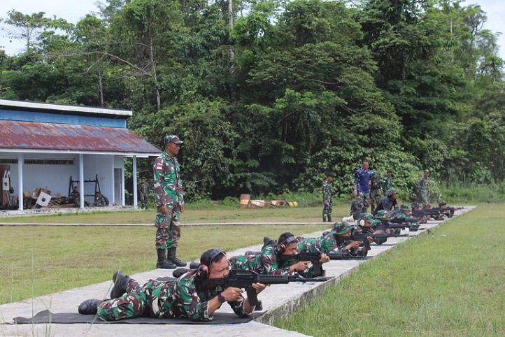 Prajurit Lanud Yohanis Kapiyau Timika Latihan Menembak Tiga Gaya 