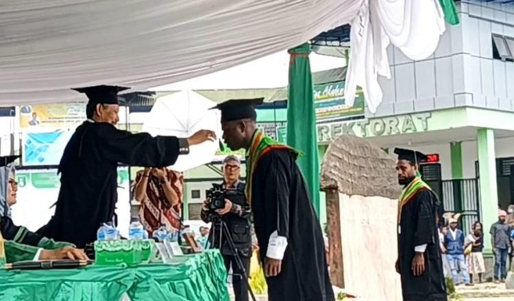 Rektor Universitas Amal Ilmiah Yapis Wamena, Dr. H. Rudihartono Ismail, M.Pd., CRA., CRP memindahkan tali toga salah satu wisudawan, Selasa 7 November 2023. (Foto : Ist./Koranpapua.id)