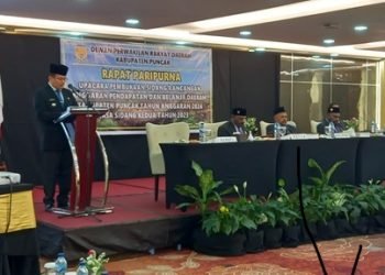 Darwin H. L. Tobing, Pj. Bupati Puncak membacakan sambutan laporan nota keuangan pada Rapat Paripurna Pembukaan Sidang Rancangan Pendapatan Belanja Daerah Kabupaten Puncak Tahun 2024. (Foto : Redaksi/Koranpapua.id)