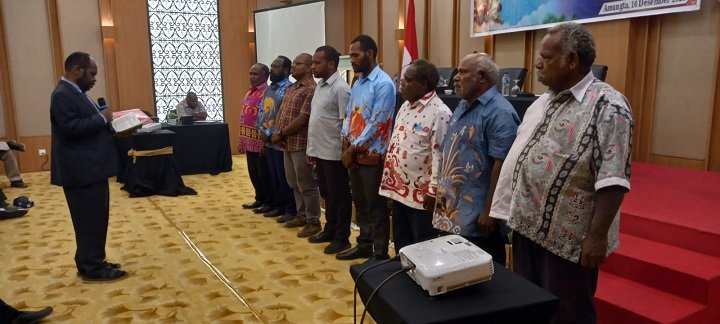 Pdt. Dominikus Pigai, S. Th membacakan ayat Kitab Suci sebelum melantik panitia pembangunan.