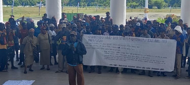 ASN OAP Demo Damai Tolak Rolling di Kantor Bupati Mimika  