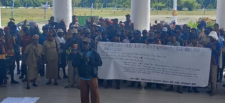 ASN OAP Demo Damai Tolak Rolling di Kantor Bupati Mimika  