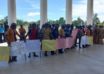 ASN OAP Demo Damai Tolak Rolling di Kantor Bupati Mimika  