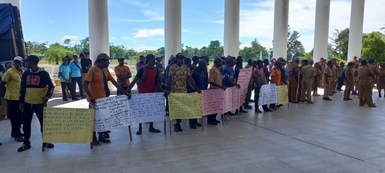 ASN OAP Demo Damai Tolak Rolling di Kantor Bupati Mimika