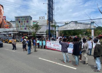 Peringatan 1 Desember di Sorong Ricuh, Massa Serang Polisi dengan Batu