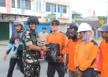 Lanud Yohanis Kapiyau Timika Gandeng Komunitas Vespa Salurkan Bantuan untuk Petugas Kebersihan