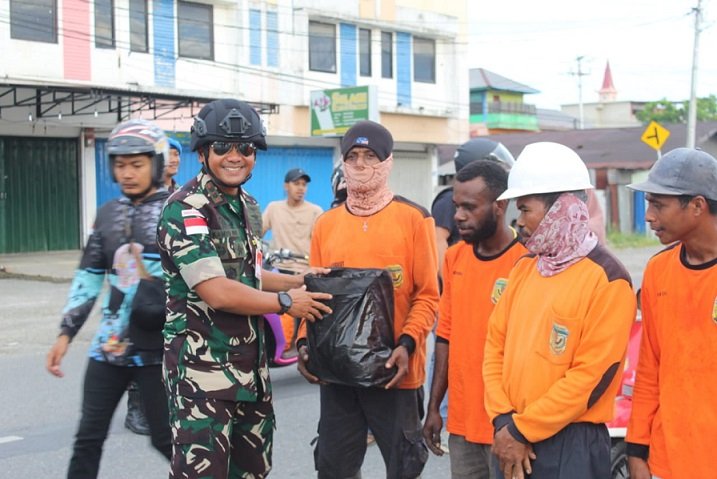 Lanud Yohanis Kapiyau Timika Gandeng Komunitas Vespa Salurkan Bantuan untuk Petugas Kebersihan
