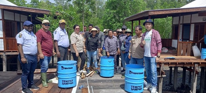 Gallery Foto Penanaman Bibit Mangrove oleh Dinas Lingkungan Hidup