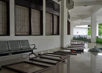 30 Kaca Jendela Kantor DPRD Mimika yang Dipecahkan Oknum Anggota Dewan Diperbaiki