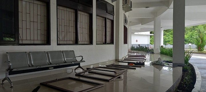 30 Kaca Jendela Kantor DPRD Mimika yang Dipecahkan Oknum Anggota Dewan Diperbaiki