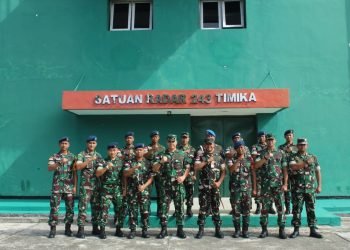 Marsda TNI Benny Arfan, Pangkoopsud III foto bersama Danlanud beserta jajaran Anggota Satrad 243 Timika, Kamis 18 Januari 2024. (Foto : Ist./Koranpapua.id)