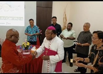 Kado HUT Uskup Yanuarius ke-63, Aloysius Giyai Serahkan Tanah Lima Hektar untuk Pembangunan UNIKA Papua