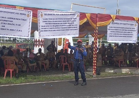 Gubernur Tidak Ke Timika, Pendemo Ancam Tutup Pintu Masuk Sentral Pemerintahan dengan Timbunan Pasir