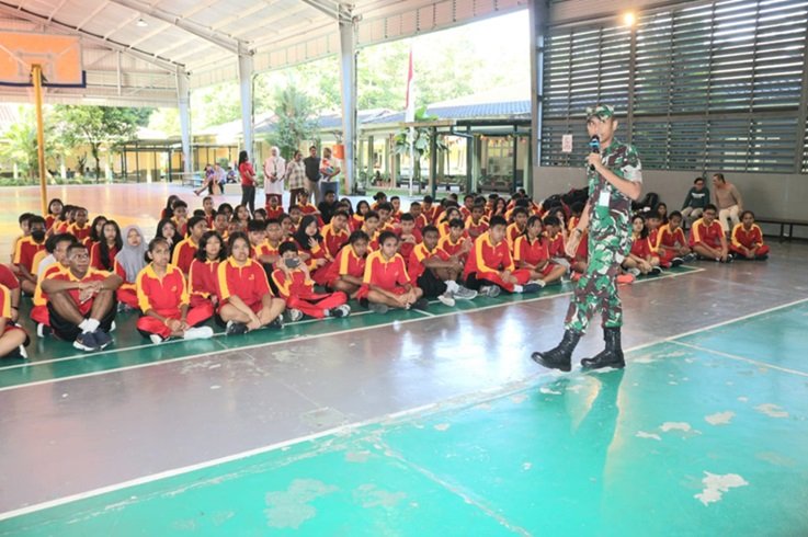 Lanud Yohanis Kapiyau Sosialisasi PPDB SMA Pradita Dirgantara di SMP YPJ Kuala Kencana
