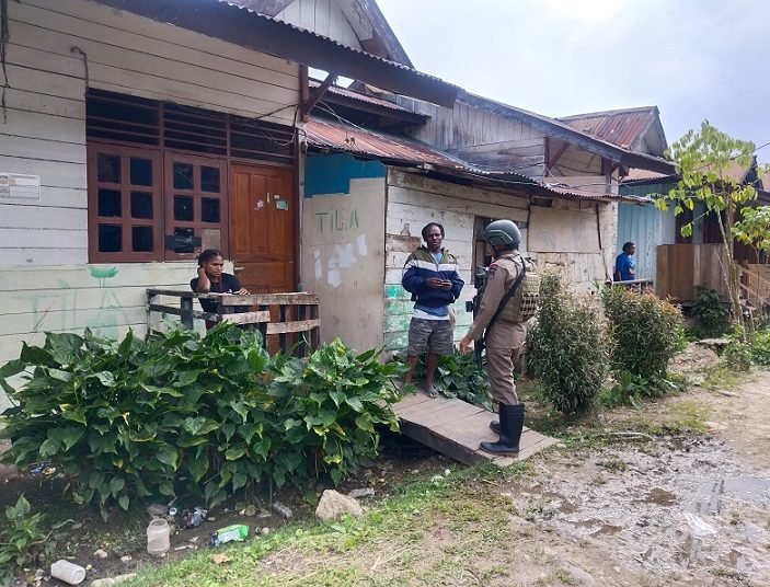 Ciptakan Kamtibmas yang Kondusif di Oksibil, Satgas Damai Cartenz Patroli Rutin Sambangi Rumah Warga
