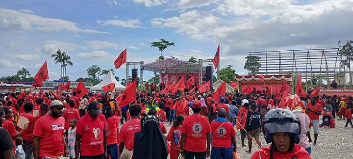 Tanah Lapang di Jalan Cenderawasih Timika Dipadati Ribuan Pendukung Banteng Moncong Putih