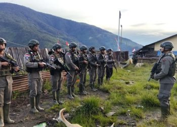 Jaga Kamtibmas Jelang Pemilu, Satgas Ops Damai Cartenz-2024 Gencar Patroli Sambangi Warga Kiwirok