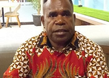 Agustinus Anggaibak, Ketua MRP-PT saat memberikan keterangan pers kepada media, Minggu malam 11 Februari 2024. (Foto : Redaksi/Koranpapua.id