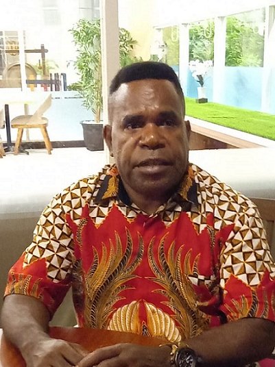 Agustinus Anggaibak, Ketua MRP-PT saat memberikan keterangan pers kepada media, Minggu malam 11 Februari 2024. (Foto : Redaksi/Koranpapua.id