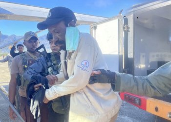 Alenus Tabuni didampingi anggota Satreskrim Polres Puncak hendak menumpang pesawat dari Ilaga ke Timika, Kamis 22 Februari 2024. (Foto : Ist./Koranpapua.id)