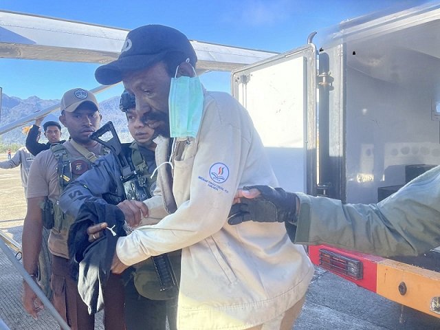 Alenus Tabuni didampingi anggota Satreskrim Polres Puncak hendak menumpang pesawat dari Ilaga ke Timika, Kamis 22 Februari 2024. (Foto : Ist./Koranpapua.id)