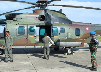 Anggota TNI AU membantu mengirimkan logistik Pemilu ke wilayah Distrik Jila, Senin 12 Februari 2024. (Foto : Ist./Koranpapua.id)