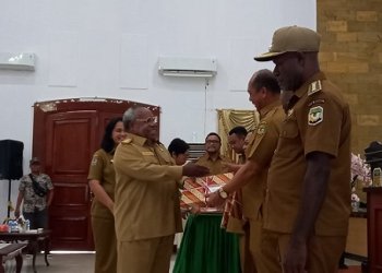 Bupati Mimika Dr. Eltinus Omaleng, SE.,MH menyerahkan dokumen DPA Tahun Anggaran 2024 kepada Dominggus Robert Mayaut, Kepala Dinas Pekerjaan Umum dan Penataan Ruang di Pendopo Rumah Negara, Selasa 13 Februari 2024. (Foto : Redaksi/Koranpapua.id)