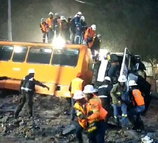 Hujan Lebat Guyur Tembagapura, Bus Karyawan Terjebak Banjir di Jalan Tambang MP 73