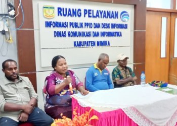 Sertijab Kadiskominfo Mimika, Albert Tsolme Serahkan Kunci Ruangan Kerja dan Mobil Dinas