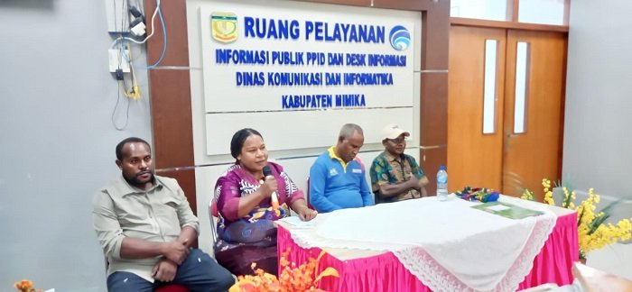 Sertijab Kadiskominfo Mimika, Albert Tsolme Serahkan Kunci Ruangan Kerja dan Mobil Dinas