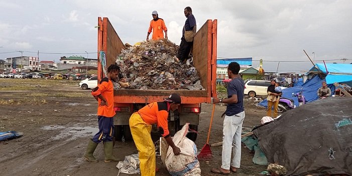 Plt Kadis DLH Mimika Bersama Petugas Kebersihan Pungut Sampah Kampanye