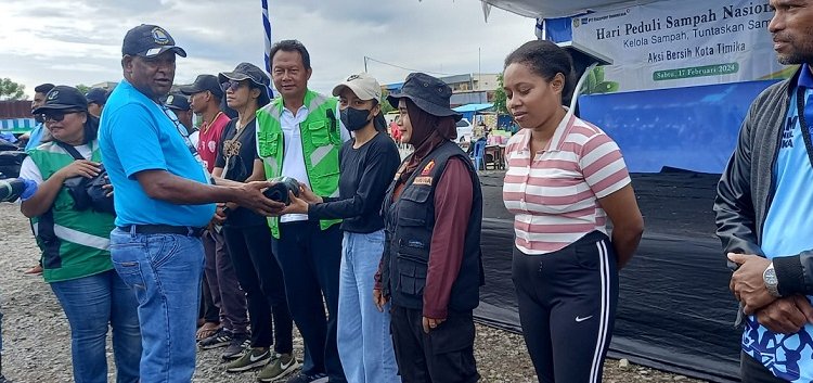 Frans Kambu, Plt. Kepala Dinas Lingkungan Hidup Mimika Papua Tengah menyerahkan material kerja kepada peserta, Sabtu 17 Februari 2024. (Foto : Redaksi/Koranpapua.id)