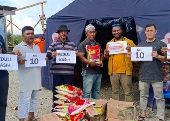 Ronal Kambu, Caleg DPRD Mimika Dapil 1 mewakili Partai Hanura menyerahkan bantuan Sembako untuk warga korban kebakaran kios panjang di Kampung Pomako, Distrik Mimika Timur, Senin 5 Februari 2024. (Foto Ist/Koranpapua.id)
