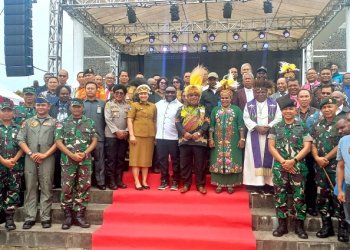 Tanah Amungsa dan Bumi Kamoro adalah Bapa dan Mama, Bupati Eltinus Ajak OAP Selalu Bersyukur dan Menjaga dengan Baik