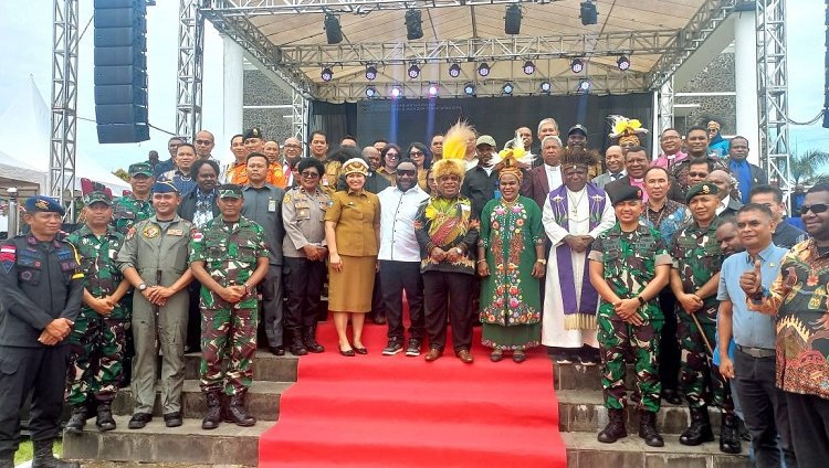 Tanah Amungsa dan Bumi Kamoro adalah Bapa dan Mama, Bupati Eltinus Ajak OAP Selalu Bersyukur dan Menjaga dengan Baik