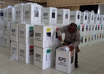 Matheus Howay, Ketua KPPS Kelurahan Sempan sementara melakban logistik Pemilu supaya tidak tercecer, Kamis 15 Februari 2024. (Foto : Redaksi/Koranpapua.id)