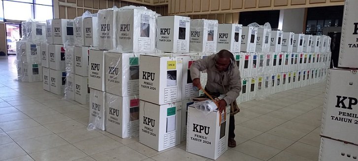 Matheus Howay, Ketua KPPS Kelurahan Sempan sementara melakban logistik Pemilu supaya tidak tercecer, Kamis 15 Februari 2024. (Foto : Redaksi/Koranpapua.id)