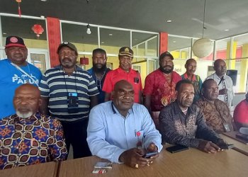 Stingal Jhonny Beanal, Direktur Eksekutif Lemasa bersama dewan adat tiga kampung dataran tinggi foto bersama setelah jumpa pers dengan media, Senin 12 Februari 2024. (Foto : Redaksi/Koranpapua.id )