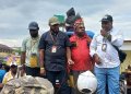 Ketua KPU Mimika, Dete Abugai dan Ketua Bawaslu bersama Ketua Lemasa, Karel Kum dan Ketua Lemasko, Fredy Sony Atiamona dalam aksi demo damai di depan Graha Eme Neme Yauware, Kamis 22 Februari 2024. (foto koranpapua id)